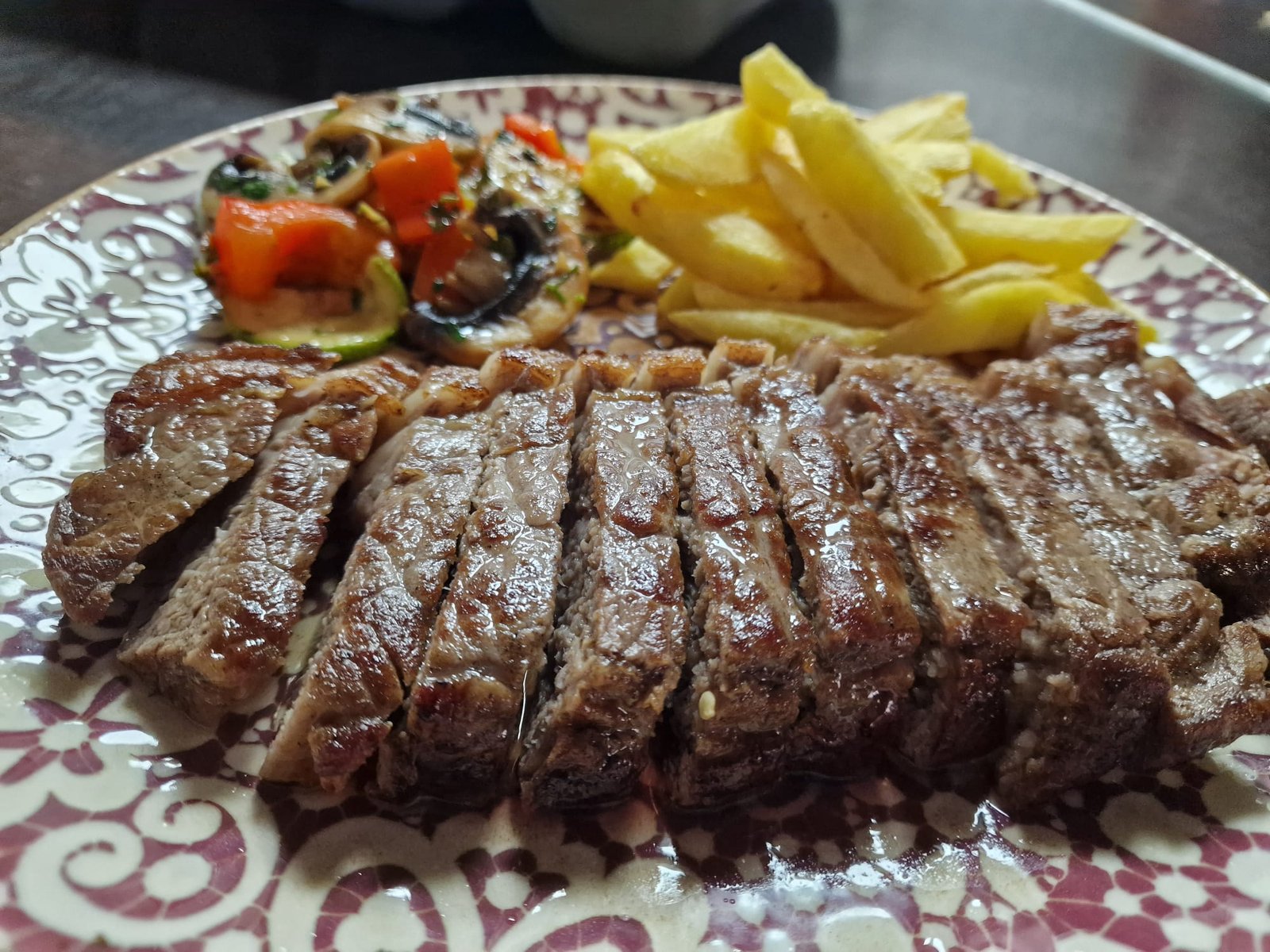 Sliced entrecôte with fries and roasted vegetables